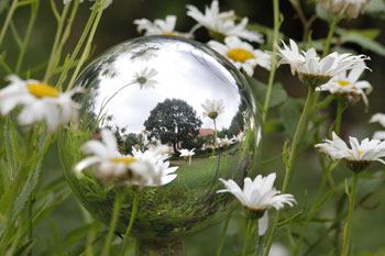 - 32 - Glaskugel im Garten